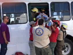 Elementos de seguridad realizaron las labores correspondientes para liberar a los lesionados del vehículo. ESPECIAL/ Bomberos de Jalisco