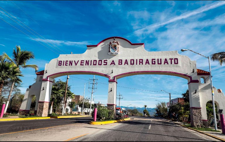 Dos convoyes con armamento de alto calibre se apreciaban en los alrededores, así como elementos en tierra que realizaban labores diversas. AP