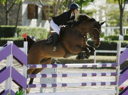 Nicole Velazco monta a “Napoleón” durante la prueba libre a 1.30 metros. EL INFORAMDOR / A. Atilano