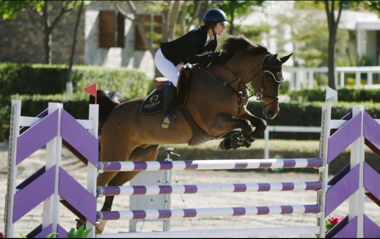 Nicole Velazco monta a “Napoleón” durante la prueba libre a 1.30 metros. EL INFORAMDOR / A. Atilano