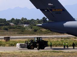 El primero de tres aviones de carga C-17 de la Fuerza Aérea de Estados Unidos aterriza este sábado en el aeropuerto Camilo Daza de Cúcuta. EFE/S. Mendoza