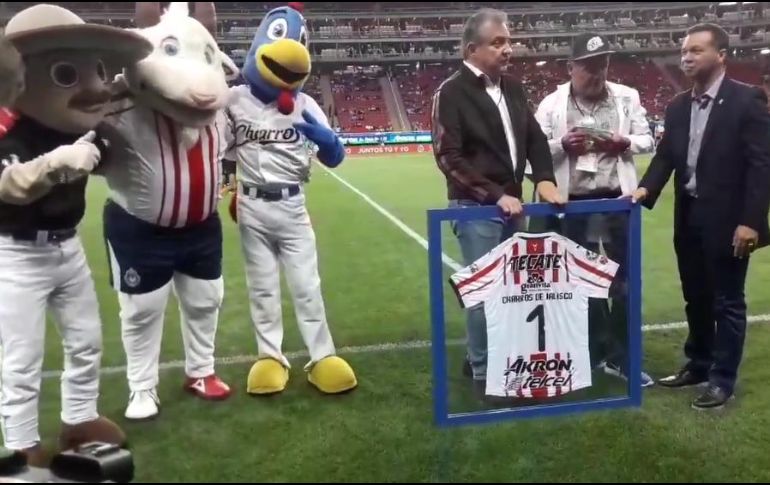 La entrega del reconocimiento se dio previo al Clásico Tapatío. TWITTER