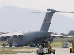 En total son son tres las aeronaves las que depositaron la ayuda humanitaria en la zona fronteriza. AP