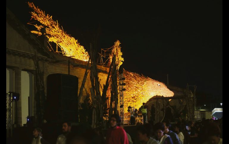 La tradición de contar con un animal hecho con fajillas de madera se mantuvo. Esta vez fue un águila. EL INFORMADOR / F. Atilano