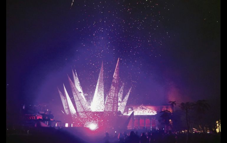Un agave de 16 metros “tronó” con la música y dio una cara distinta a la Plaza de la Liberación. ESPECIAL