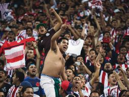 Los aficionados de Chivas festejaron a todo pulmón cada uno de los goles de Alexis Vega contra su odiado rival. EL INFORMADOR / F. Atilano