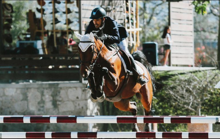 Santiago Vallarta realiza su recorrido a lomos de “Cutieful”, durante la prueba Libre a 1.30 metros. EL INFORMADOR / G. Gallo