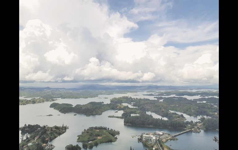 A una hora de Medellín se encuentra la Piedra del Peñol, la cual, al subir sus más de 600 escalones, ofrece un paisaje sublime.
