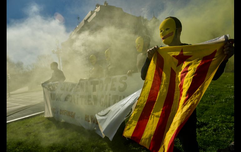 Manifestantes a favor de la independencia de Cataluña marchan en San Sebastián, España, durante una protesta en apoyo a líderes proindependentistas que están en prisión. AP/A. Barrientos