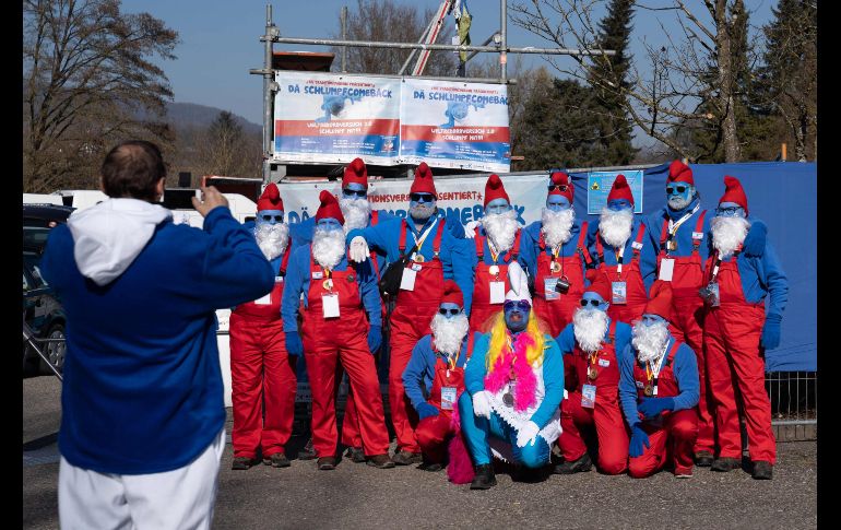Personas disfrazadas de pitufos posan para una foto en la ciudad alemana de Lauchringen.