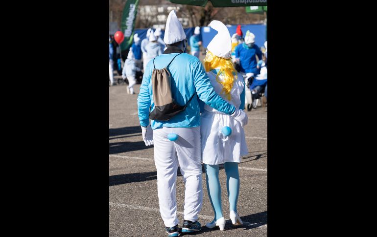 Para poder participar, todas las partes visibles del cuerpo debían estar pintadas de azul y usar un disfraz de pitufo o pitufina. AFP/C. Forme-Becherat
