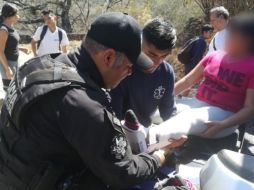Las mujeres recibieron atención médica, y los uniformados las acompañaron hasta la parte superior de la barranca. ESPECIAL / Policía de Guadalajara