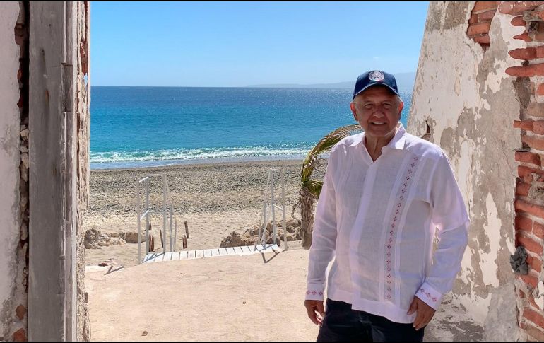 Mediante su cuenta de Twitter el Mandatario federal compartió una foto de su visita a este complejo. TWITTER / @lopezobrador_