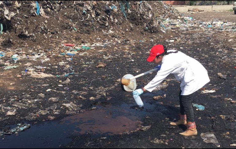 Para elaborar los estudios comparativos entre plásticos activados con Eco One y otros sin el aditivo se toman muestras en el vertedero Bordo Poniente, en la Ciudad de México. ESPECIAL