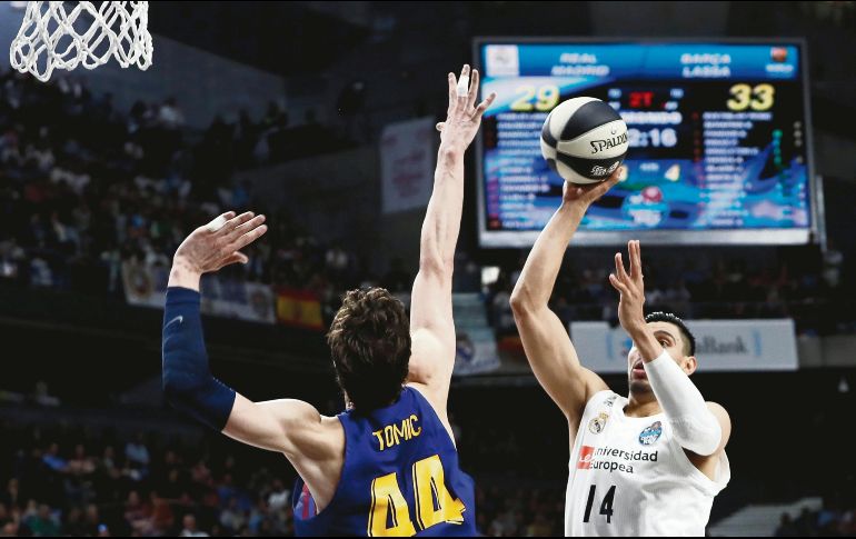 Gustavo Ayón tuvo una destacada actuación ante el Barcelona, pero no bastó para evitar la caída de su equipo en la Final de la Copa del Rey. EFE