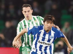 El tapatío (de verde) jugó todo el partido con el equipo bético. EFE