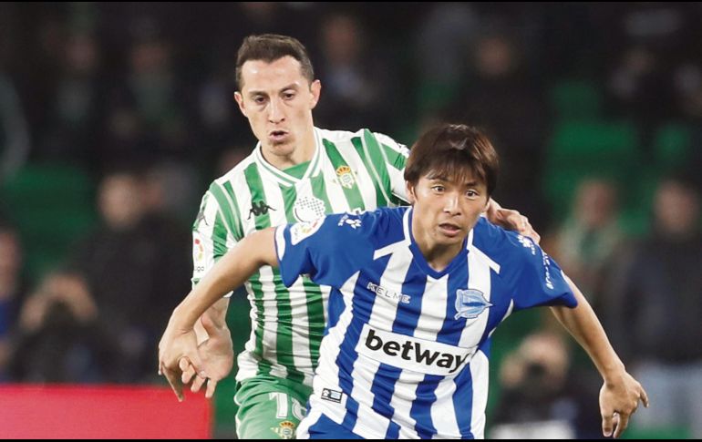 El tapatío (de verde) jugó todo el partido con el equipo bético. EFE