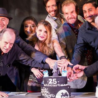 Invitan a López Obrador a develar placa de "La Dama de Negro"