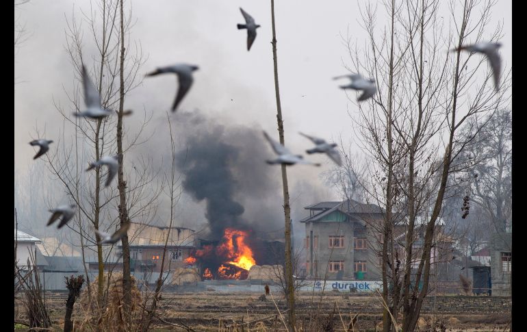 Un incendio se registra en un edificio residencial durante unos enfrentamientos en la localidad de Pulwama, en la Cachemira india. Al menos cuatro soldados indios, un civil y dos insurgentes murieron hoy en una operación militar en el sur de la Cachemira india. AP/D. Yasin