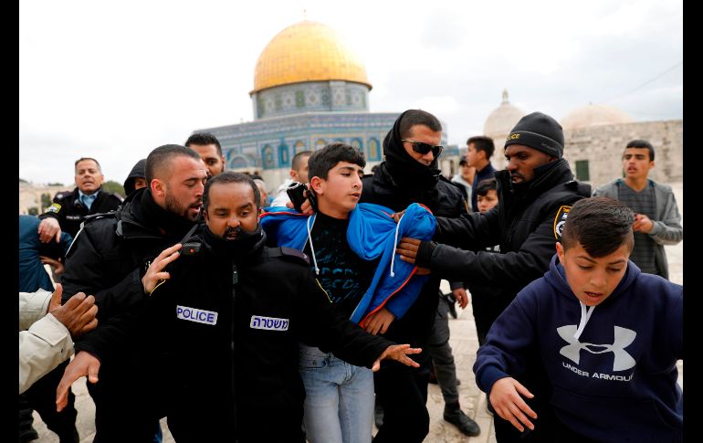 Policías israelíes detienen a un palestino luego de que manifestantes intentaron romper el candado de una puerta en la mezquita Al Aqsa, en la Ciudad Vieja de Jerusalén. AFP/A. Gharabli