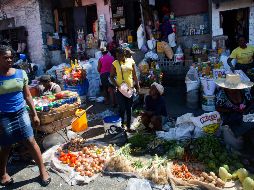 Personas compran alimentos en un mercado callejero de Puerto Príncipe. AP/D. Nalio