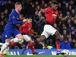 Paul Pogba (d) de Manchester United escapa de la marca de Ross Barkley (i) de Chelsea este lunes durante un partido de la FA Cup. EFE/A. Rain