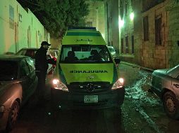 Una ambulancia llega al lugar de una explosión detrás de una mezquita cerca de la Universidad Al-Azhar. EFE/K. Elfiqi