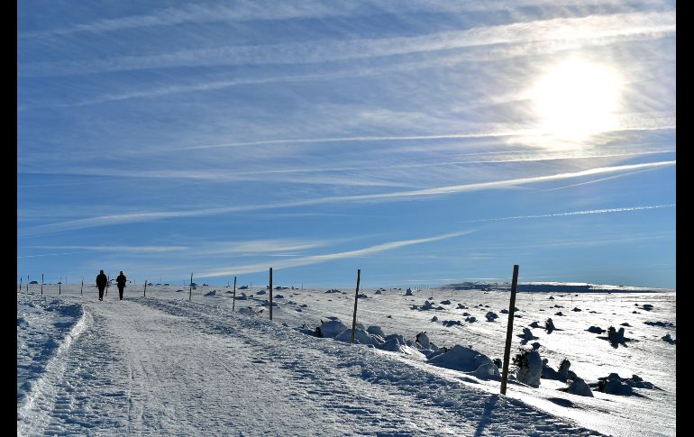 Dos turistas llegan hasta la cima de la montaña Sniezka en Polonia. EFE/ M. Kulczynski