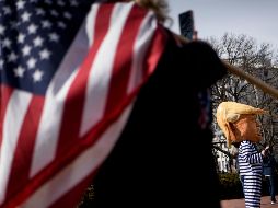 Un activista disfrazado de Donald Trump participa en una manifestación contra la declaración de emergencia emitida por el presidente. AFP/B. Smialowski