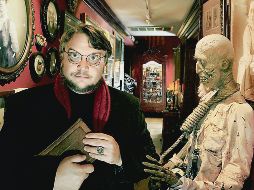 El director junto a una de las piezas que conforma la exposición “Bleak House”. ESPECIAL
