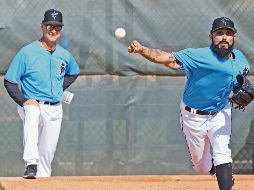 Pitchers como Sergio Romo (der.) serán apresurados para soltar sus lanzamientos en pretemporada. AP / D. Santiago