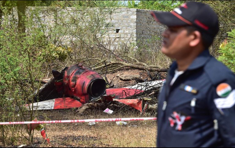 El avión, que se cree que es BAE Hawk MK 132, ensayaba para el espectáculo Aero India en Bangalore. AFP / STR