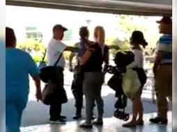 En redes sociales circula un video donde se ve a la guardia agreder a una mujer que cargaba a un menor. ESPECIAL