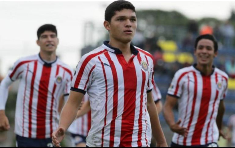 Sebastián Martínez realizó el viaje con Chivas para enfrentar a Tapachula. El ''Chevy'' fue nombrado hace algunos meses por The Guardian, como una de las joyas a seguir a nivel mundial. FACEBOOK / Chivas