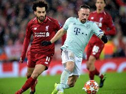 Franck Ribery (d) del Bayern en acción ante Mohamed Salah (i) de Liverpool, este martes durante el partido. EFE/P. Powell