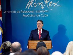 El canciller cubano, Bruno Rodríguez (i), habla durante una conferencia de prensa este martes, en la sede del Ministerio de Relaciones Exteriores de Cuba, en La Habana. EFE/E. Mastrascusa