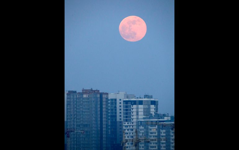 El mejor momento para apreciarla es durante la salida y la puesta del satélite. En Minsk, Bielorrusia.