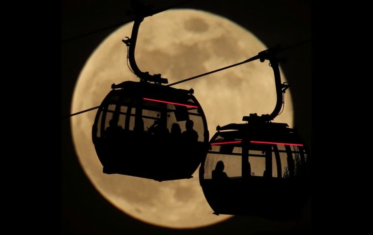 La llamada superluna se produce cuando la Luna llena coincide en el horario con el perigeo, esto es, cuando el satélite se encuentra a la menor distancia de la Tierra. Tras un teleférico en Londres, Inglaterra.