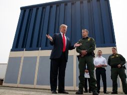 Trump pretende reunir seis mil 600 millones de dólares desviados de distintas partidas, que se sumarían a otros mil 375 millones otorgados por el Poder Legislativo para construir el muro. AP/E. Vucci