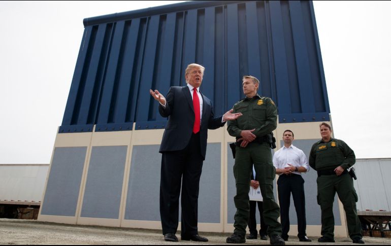 Trump pretende reunir seis mil 600 millones de dólares desviados de distintas partidas, que se sumarían a otros mil 375 millones otorgados por el Poder Legislativo para construir el muro. AP/E. Vucci
