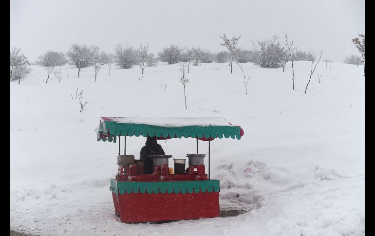 Un vendedor de garbanzos aguarda clientes en su puesto cerca del lago Qargha, a las afueras de Kabul, Afganistán. AFP/W. Kohsar