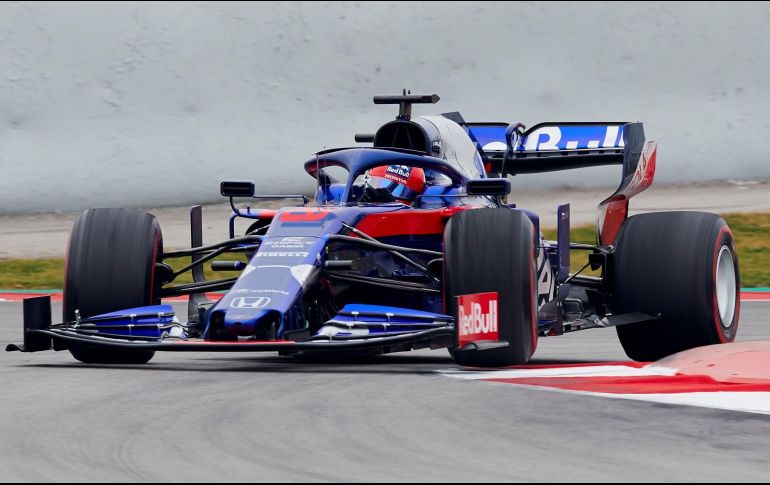 Kvyat y Raikkonen (Alfa Romeo) eran los únicos pilotos en contar con los neumáticos más blandos y, por ello, los más rápidos de la sesión. EFE / A. García