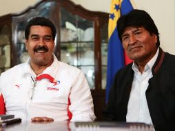 El presidente de Bolivia, Evo Morales (der) es uno de los pocos mandatarios que ha externado su apoyo a Maduro (izq). AP / ARCHIVO