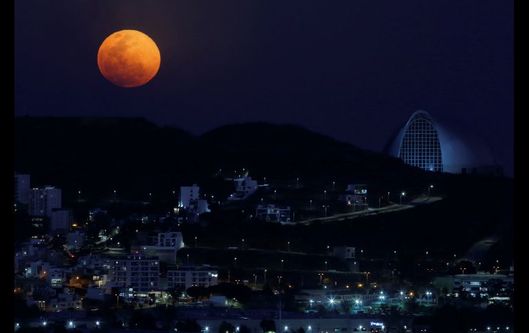 Vista al caer la noche en Guadalajara, Jalisco.