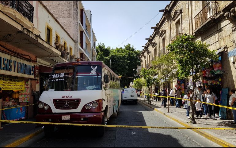 Según testigos, el conductor de la Unidad, con número económico 861, se paró metros adelante del incidente y al parecer intentó huir. EL INFORMADOR