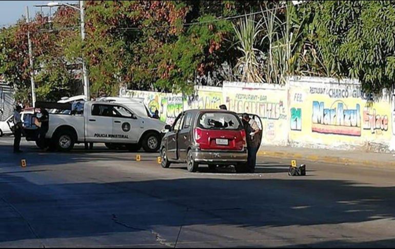 El mando policíaco fue seguido durante al menos tres calles, y al darle alcance lo agredieron con armas de alto poder. TWITTER/@Vanguardia_Mx