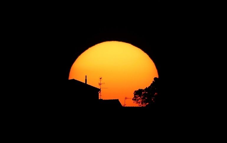 Puesta de Sol en Pamplona, España, en una jornada donde las temperaturas bajas de la mañana, en torno a los 2 grados, contrastan con las del resto del día en el que se alcanzan cerca de los 18. EFE/J. Diges