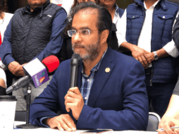 René Bejarano Martínez habla ante reporteros que se reunieron con él esta mañana en el Centro Cultural El Palacio de las Vacas. ESPECIAL