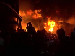 Las llamas corrieron a través de cuatro edificios contiguos, que también resultaron afectados. AP