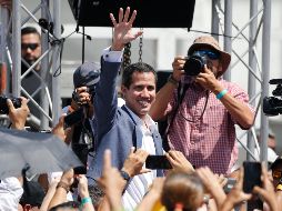 Guaidó pidió a las Fuerzas Armadas permitir el ingreso de las donaciones y ponerse del “lado de la Constitución”. AP/A. Cubillos